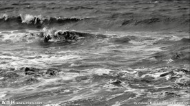 海浪拍打慢动作黑白片