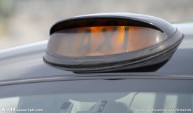 伦敦黑色出租车在威斯敏斯特桥