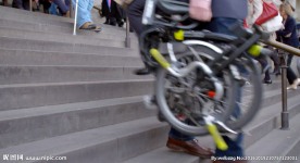 人们在滑铁卢车站上下楼梯