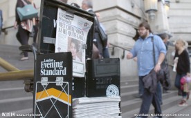 滑铁卢车站的报纸架