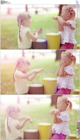 两个小女孩玩耍