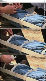 将伤者固定在担架上