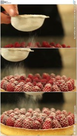 在覆盆子上撒糖制作甜点