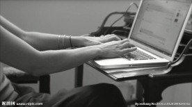 人在笔记本电脑上打字