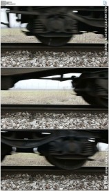 火车轮子驶过铁轨