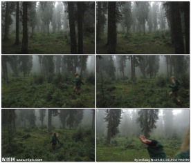 少女在山林间奔跑