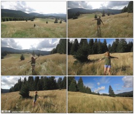 少女在野外山地玩耍