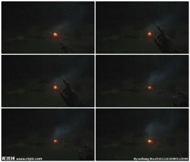 手指点击玻璃窗