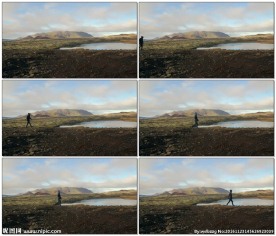 男人在湖边散步