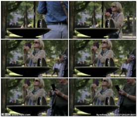 人使用智能手机拍照的模糊视频