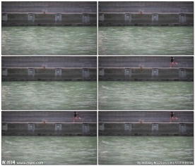 沿着河边跑步的人