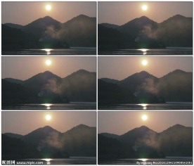 黄昏山脉河边烟囱