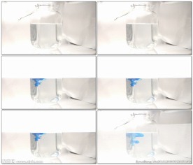 蓝色墨汁扩散在水中