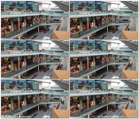 在高档繁华的商业区走过的人群