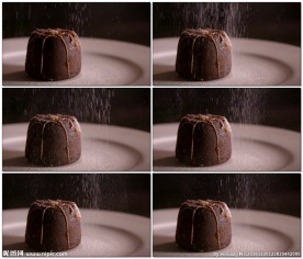 向巧克力甜点上撒糖粉