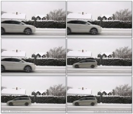 在冰雪路上行驶的车