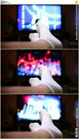 坐在沙发上看电视