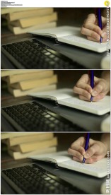 在笔记本电脑前写字