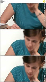 在书桌上写作业