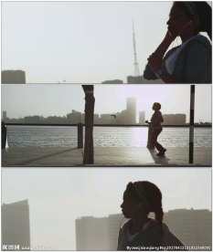 黑人戴耳机河边慢跑