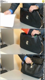 商人下班将笔记本装进手提包