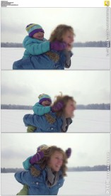 母亲背着孩子奔跑