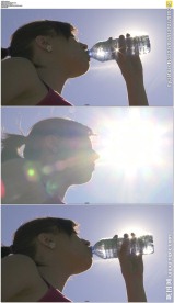阳光下喝矿泉水
