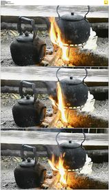 两个黑不溜秋的烧水壶