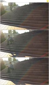 一个人坐在阳光下的台阶上