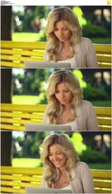 女人坐在公园长椅上打字聊天