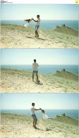 爸爸在山顶上拉着女儿的手转圈