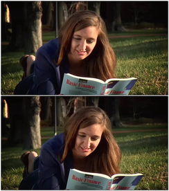 美女趴草地看书