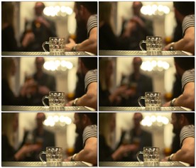 朋友们在酒吧里聊天