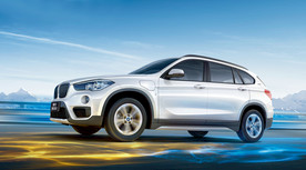 道路上行驶的汽车