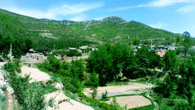 山脚下的小村庄