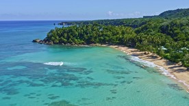 热带岛屿沙滩4K航拍