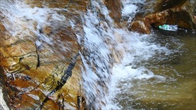 泉水流淌实拍视频