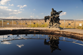 黑油山赛里木老人雕塑