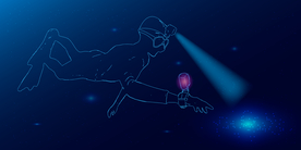 蓝色海洋头带探照灯的潜水员