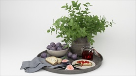 西餐桌上的植物装饰