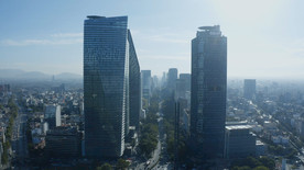 城市交通在下方的摩天大楼