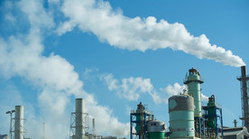 工业厂房的塔和蒸汽出口