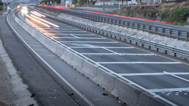 繁忙的道路，低曝光