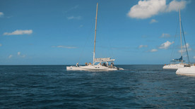 帆船在公海在晴朗的一天