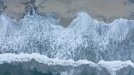 海浪拍打在岸上