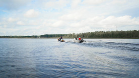摩托艇和摩托艇在湖上航行