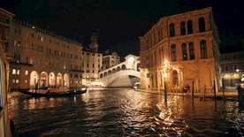 威尼斯中央运河在晚上