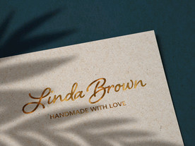 牛皮纸上的豪华金色LOGO样机