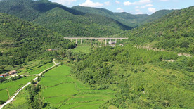 航拍大山中的运水渠道