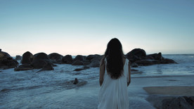 行走在海滩 海边 海浪 海风